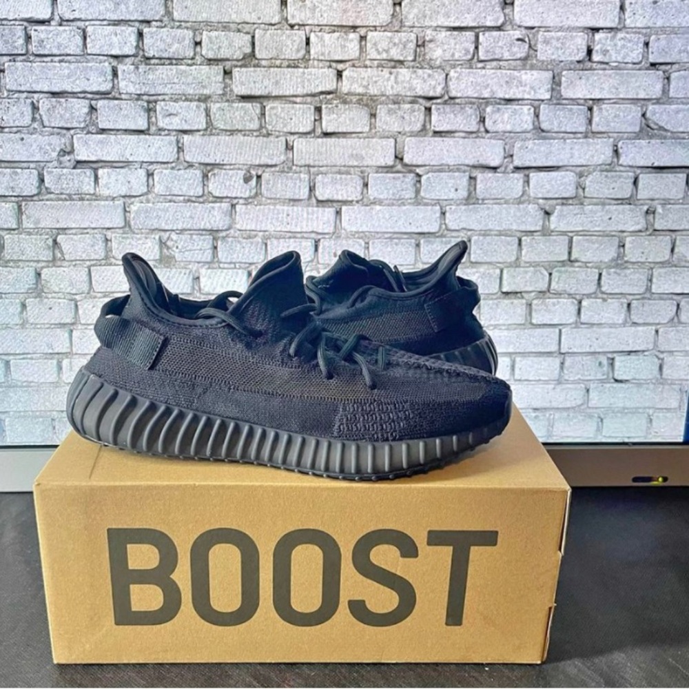 Yeezy 350 v2 onyx black